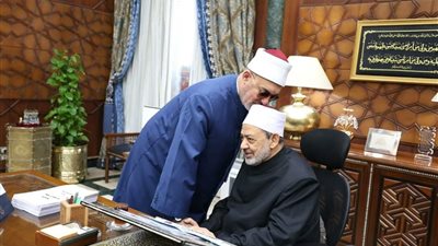 المفتي: علاقتي بشيخ الأزهر مثل الابن وأبيه.. والإمام لديه رؤية تنويرية تجديدية 