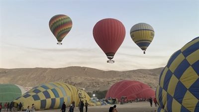 رغم تجاوز درجات الحرارة الـ40.. تحليق 20 رحلة بالون طائر تقل 450 سائحًا بسماء الأقصر 