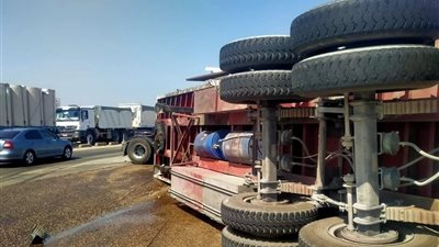 الحادث الثاني اليوم.. انقلاب تريلا على الطريق الإقليمي بالمنوفية| صور