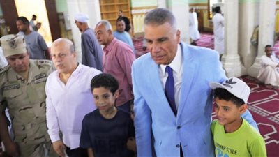 محافظ أسوان يؤدي صلاة الجمعة بمسجد بدر بالطابية ويستمع لمطالب المواطنين 