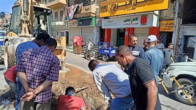 إصلاح تسريب مفاجئ للمياه بميدان صلاح الدين في الأقصر دون قطع الخدمة