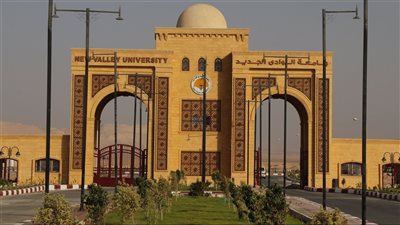 وضع خطة لتشغيل وسائل مواصلات منتظمة لنقل طلاب جامعة الوادي الجديد
