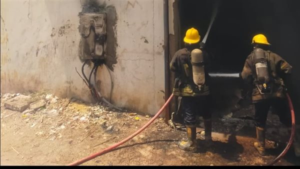 جانب من إطفاء الحريق