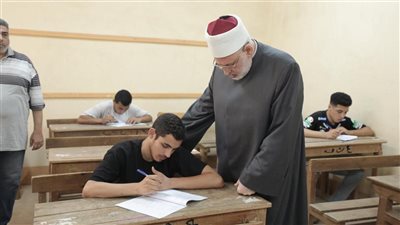 وكيل الأزهر يتفقد لجان امتحانات اللغة الإنجليزية في قليوب| صور