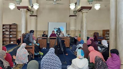 ملتقى المرأة بالجامع الأزهر يوضح بدائل العمرة ومفهوم البر الأوسع