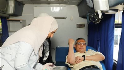 محافظ الجيزة يشارك في حملة التبرع بالدم: واجب إنساني ويساعد على تجديد الخلايا| صور