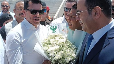 هات البوكيه.. مشجع للمصري البورسعيدي لوزير الرياضة: هنلعب هنا إمتى؟.. والوزير يرد: مستر كامل هيقولك | صور