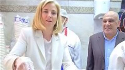 وزيرة خارجية النمسا تزور كشري أبو طارق بالقاهرة وتعد طبقا بنفسها