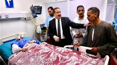محافظ المنوفية يزور مصابي حادث الطريق الإقليمي بمستشفى الجراحات المتخصصة 