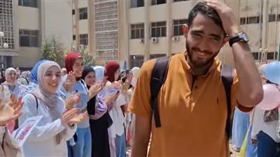شكرًا للي مشرفنا.. طالب يتصدر الترند بعد إعداد ممر شرفي لتكريمه من زملائه: عمره ما بخل علينا