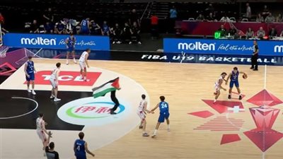 حاملا علم فلسطين.. مشجع يقتحم مباراة إسرائيل وسويسرا تحت 19 عاما