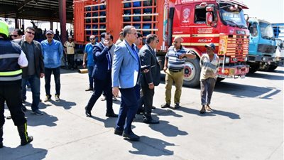 محافظ الدقهلية يفاجئ محطة غاز بسنديلة ويضبط تلاعبًا في أوزان الأسطوانات