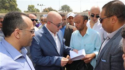 محافظ بني سويف يتفقد حملة التبرع بالدم بمركز شباب العبور ويستمع لمطالب المواطنين