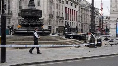 انقلاب سيارة واصطدامها بأحد أشهر المعالم في لندن يثير حالة من الفوضى