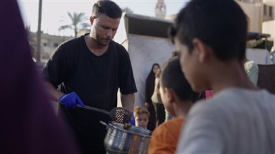  طبخ تحت القنابل.. فيلم الرجل الذي يطعم أطفال غزة يفوز بجائزة الإيمي بـ نيويورك