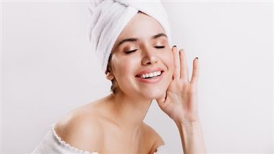 روتين العناية بالبشرة الدهنية يوميًا باستخدام مكونات طبيعية.. 7 خطوات فقط