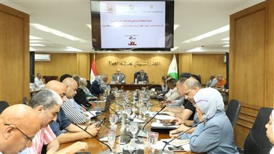 محافظ الجيزة يناقش تحديث المخططات للأحوزة العمرانية لـ 76 قرية ضمن خطة التنمية الشاملة