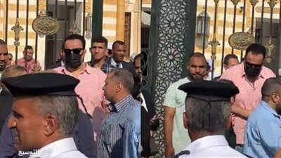 محمد علي رزق أبرز الحضور.. هشام إسماعيل يبكي في جنازة والدته| صور