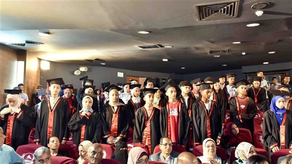 محافظ الأقصر يكرم