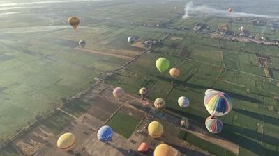 إقلاع 20 رحلة بالون طائر تقل 400 سائح فوق معابد الأقصر