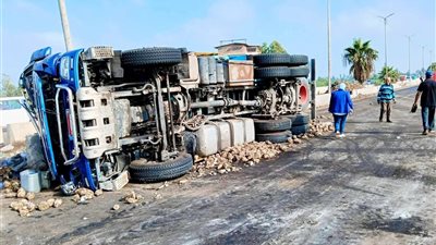 وفاة أب وإصابة نجله في انقلاب سيارة محملة بالبنجر على طريق جمصة بالدقهلية