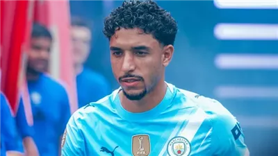 عمر مرموش على مقاعد بدلاء مانشستر سيتي ضد ولفرهامبتون في الدوري الإنجليزي 