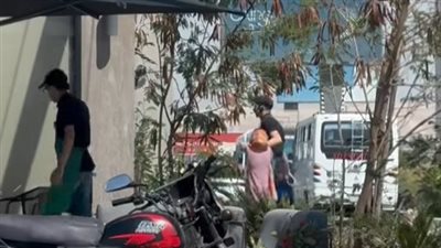 فتاة توثق لحظة تعدي عامل بـ ستاربكس على صغيرة: جرّها من إيديها وأخدها جوه كمّل ضرب