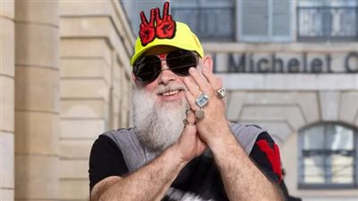 حول ذكريات طفولته إلى عرض أزياء.. أغرب مصمم في أسبوع الموضة بباريس يثير الجدل بتصميماته الجديدة