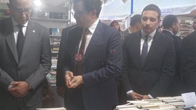 وزير الثقافة ومحافظ الفيوم يفتتحان معرض الكتاب بالمحافظة