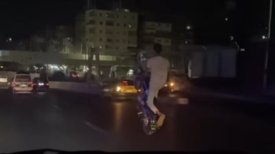 يشكل خطورة على قائدي السيارات.. الأمن يفحص واقعة استعراض راكب بدراجته النارية في الإسكندرية