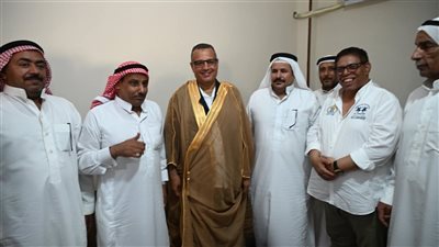 في لقاء لبحث مطالبهم.. مشايخ البدو برأس سدر يهدون محافظ جنوب سيناء عباءة سيناوية ونسخة من المصحف