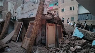  الدفع بالمعدات الثقيلة لرفع الأنقاض والتعامل مع الموقف بعقار كفر الشيخ المنهار