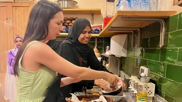 سائحات يشاركن نساء