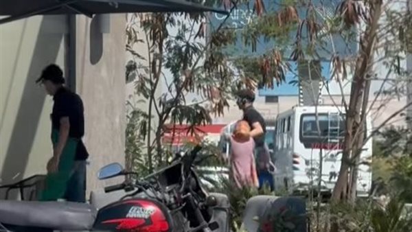 عامل في ستاربكس يتعدى