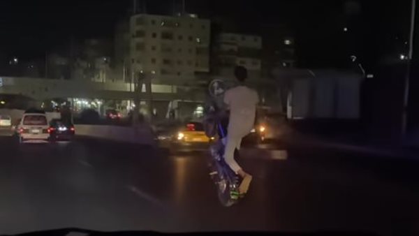 الشاب وهو يقود الدراجة