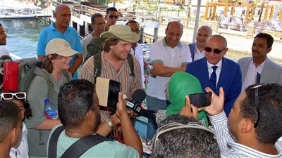 في أول رحلة للعبارات الجديدة | محافظ الأقصر يمازح السائحين: الجو حر؟.. والرد: أحر من كندا!