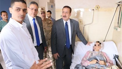 للمرة الثالثة.. محافظ المنوفية يزور مصابي حادث الإقليمي: أنا في خدمتكم