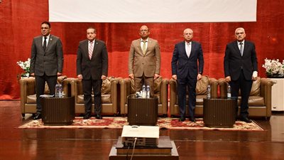 خلال استضافة مبادرة بداية جديدة.. رئيس جامعة حلوان: دقيقة حداد على أرواح ضحايا حادث الطريق الإقليمي