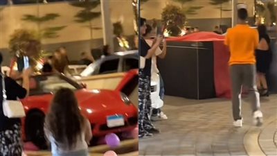 يحدث في مراسي.. شخص يهدي فتاة سيارة فارهة وسط إعجاب المارة