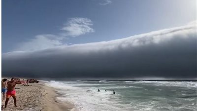 ظاهرة نادرة.. سحابة عملاقة تثير ذهول المصطافين في البرتغال