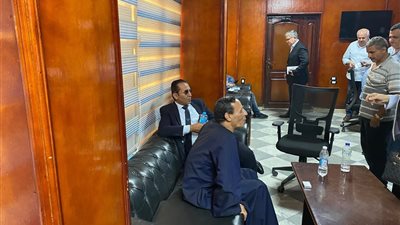 الكشف الطبي على المتقدمين لانتخابات مجلس الشيوخ بمستشفى الفيوم العام| صور 