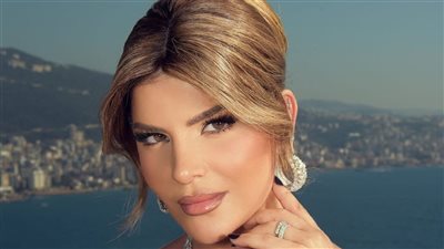 نسرين ظواهرة تتألّق على السجادة الحمراء في مهرجان الزمن الجميل