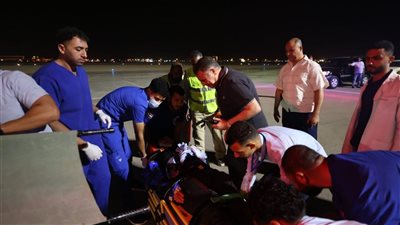 محافظ البحر الأحمر يستقبل الناجين من غرق حفار رأس غارب عقب وصولهم إلى البر| صور