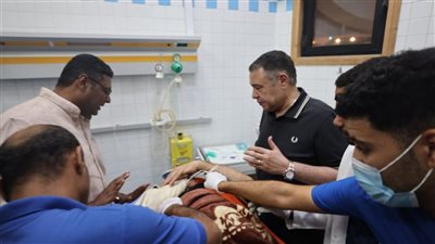 عقب وصولهم للمستشفى.. محافظ البحر الأحمر يزور المصابين الناجين من غرق حفار جبل الزيت للاطمئنان عليهم