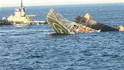 وصول المركب Mckenny Tide محملًا بالغطاسين للبحث عن الأربعة مفقودين في حادث غرق حفار جبل الزيت