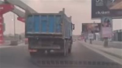 لوحات مطموسة وحركات استعراضية.. الأمن يفحص فيديو 3 سيارات نقل تسير برعونة على طريق المحور