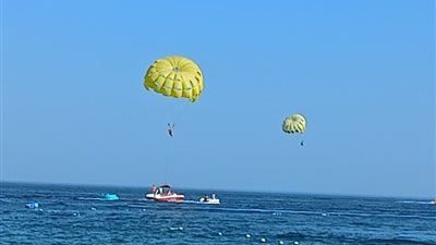 للحفاظ على حياة الركاب.. وقف رحلات الباراشوت بشواطئ شرم الشيخ بسبب سرعة الرياح 