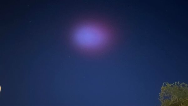 ضوء أحمر في سماء