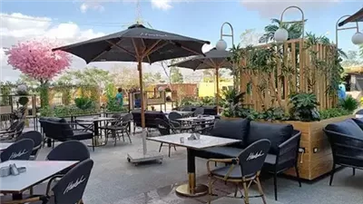 عمال كافيه شهير يشعلون النيران في محتوياته خلال مشاجرة بينهم بالشيخ زايد 