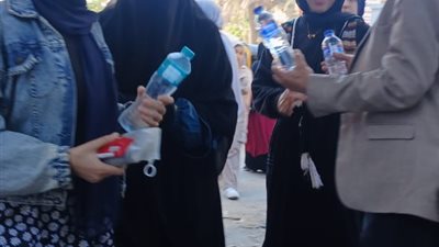 استقبال طلبة الثانوية بالورد والمياه أمام لجان الامتحانات في الفيوم